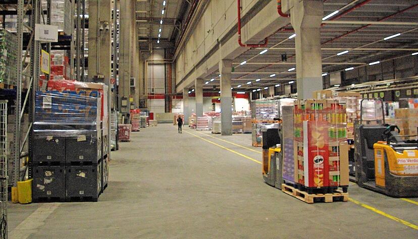 Im Kaufland-Logistikzentrum in M&ouml;ckm&uuml;hl werden jeden Tag 300 Lastwagen beladen.