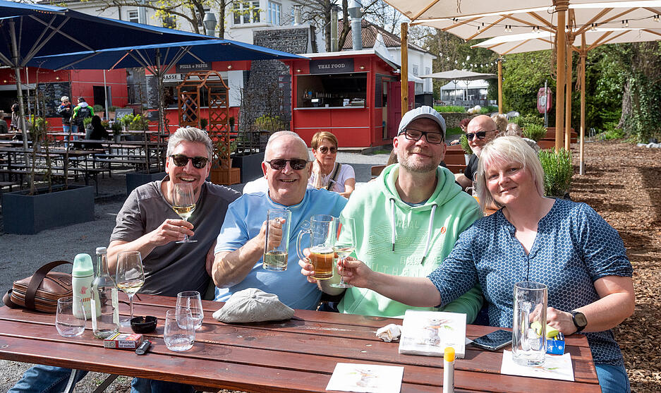 Im Trappensee-Biergarten in Heilbronn genießen die Menschen das schöne Wetter am Sonntag.