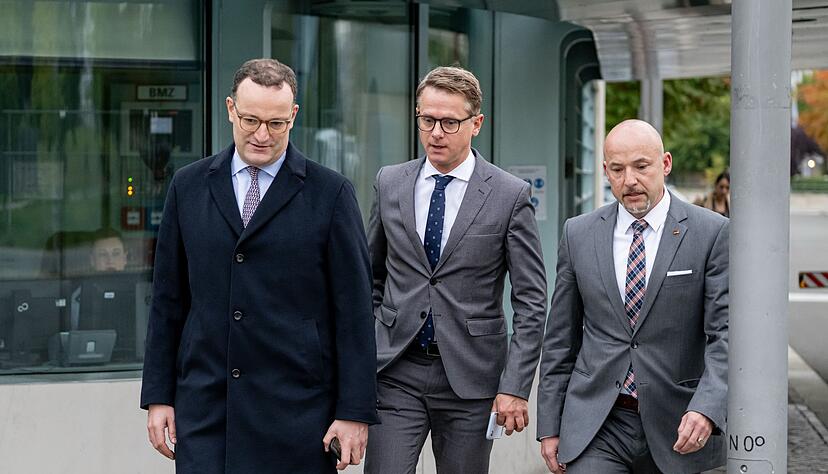 Spitzentrio der Union: Jens Spahn (CDU), Carsten Linnemann (CDU) und Alexander Hoffmann (CSU) schlendern zum Koalitionsausschuss. Spitzentrio der Union: Jens Spahn (CDU), Carsten Linnemann (CDU) und Alexander Hoffmann (CSU) schlendern zum Koalitionsausschuss.