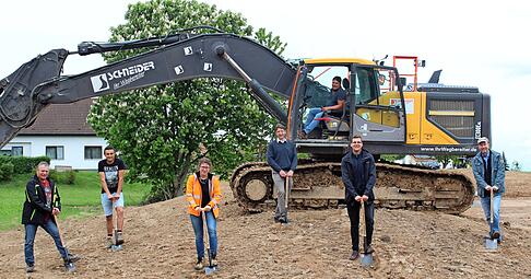 Spatenstich mit Abstand: Auch im Teilort Wohlmuthausen rücken die Bagger an. In den nächsten Monaten entstehen dort zehn neue Bauplätze.
Foto: privat