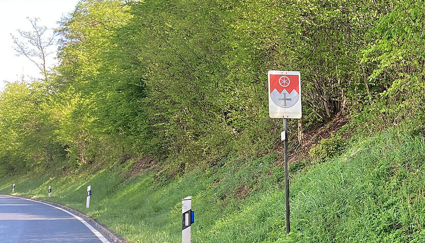 Im Alltag hat das Straßenschild normalerweise keine große Bedeutung. Aktuell zeigt es aber an: Ab hier gelten Lockerungen der Corona-Maßnahmen - zum Beispiel in Sachen Gastronomie. Foto: Wieland Im Alltag hat das Straßenschild normalerweise keine große Bedeutung. Aktuell zeigt es aber an: Ab hier gelten Lockerungen der Corona-Maßnahmen - zum Beispiel in Sachen Gastronomie. Foto: Wieland