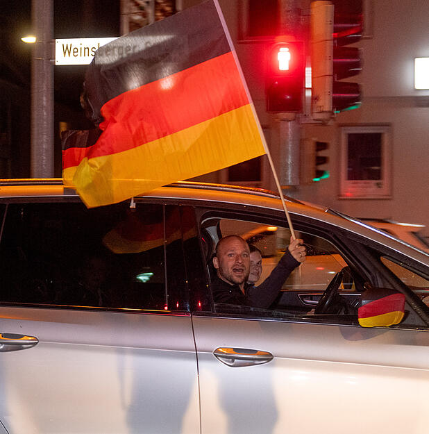 Fans feiern bei Autokorso in Heilbronn nach EM-Sieg der DFB-Elf