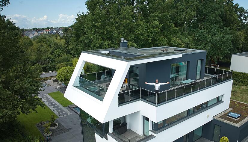 Leon Sandhowe hat es schon immer interessiert, wie es hinter Türen anderer Wohnungen aussieht.