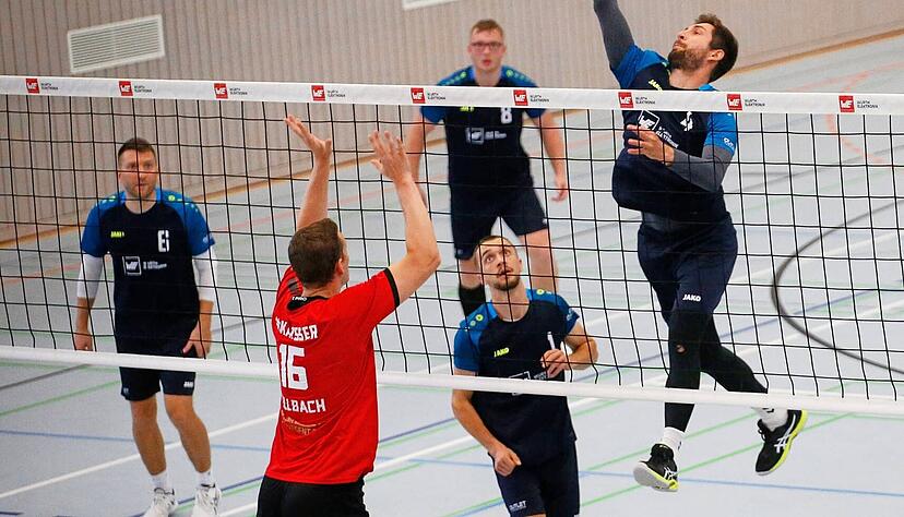 Fehler sind erlaubt – auch für und von Mittelblocker Kevin Wulff (am Ball). Zum Saisonauftakt in der Verbandsliga machte die SG Sportschule Waldenburg zwar ein paar, doch der Doppelspieltag war dennoch erfolgreich. Fehler sind erlaubt – auch für und von Mittelblocker Kevin Wulff (am Ball). Zum Saisonauftakt in der Verbandsliga machte die SG Sportschule Waldenburg zwar ein paar, doch der Doppelspieltag war dennoch erfolgreich.