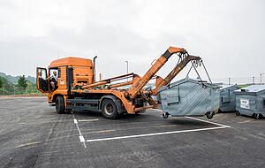 Der Container-Lkw l&auml;sst einen Stahlbeh&auml;lter nach dem anderen vom Haken. Die Container werden vom Bauhofgel&auml;nde an den neuen Standort transportiert.
Foto: Mario Berger