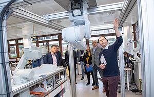 Zahlreiche Roboter können im Otto-Rettenmaier-Labor auf unterschiedlichste Weise programmiert und angelernt werden. Professor Andreas Hoch erläutert die Details. Zahlreiche Roboter können im Otto-Rettenmaier-Labor auf unterschiedlichste Weise programmiert und angelernt werden. Professor Andreas Hoch erläutert die Details.