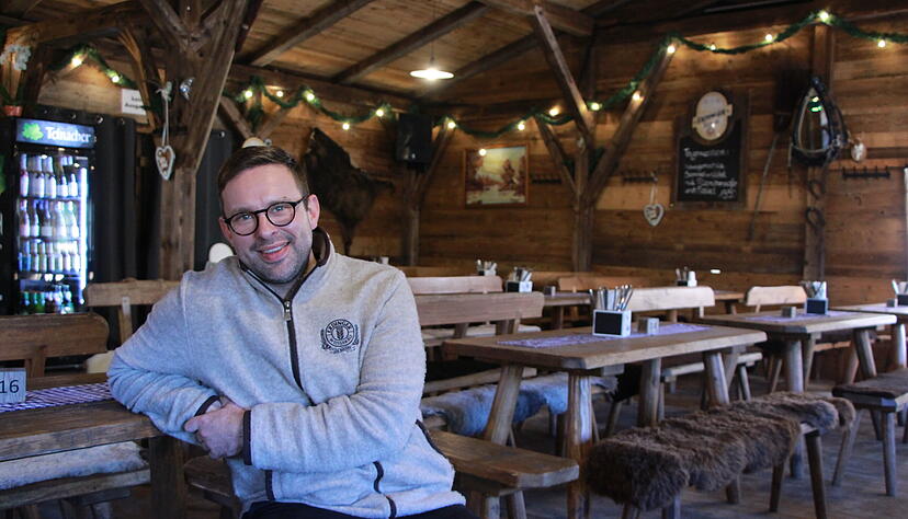 Biergarten-P&auml;chter Hermann Breuninger freut sich auf die Winter-Saison in seiner Almh&uuml;tte am Kocher.