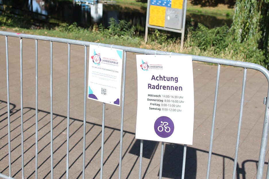 Schilder weisen auf die Rad-Rennstrecke der Special Olympics in Heilbronn hin. Schilder weisen auf die Rad-Rennstrecke der Special Olympics in Heilbronn hin.