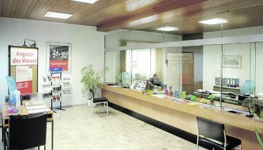 Tatort Siegelsbacher Sparkassenfiliale: Hier hat sich am Donnerstag, 7. Oktober, gegen 14 Uhr ein blutiges Drama abgespielt. (Foto: Rudolf Landauer) Tatort Siegelsbacher Sparkassenfiliale: Hier hat sich am Donnerstag, 7. Oktober, gegen 14 Uhr ein blutiges Drama abgespielt. (Foto: Rudolf Landauer)