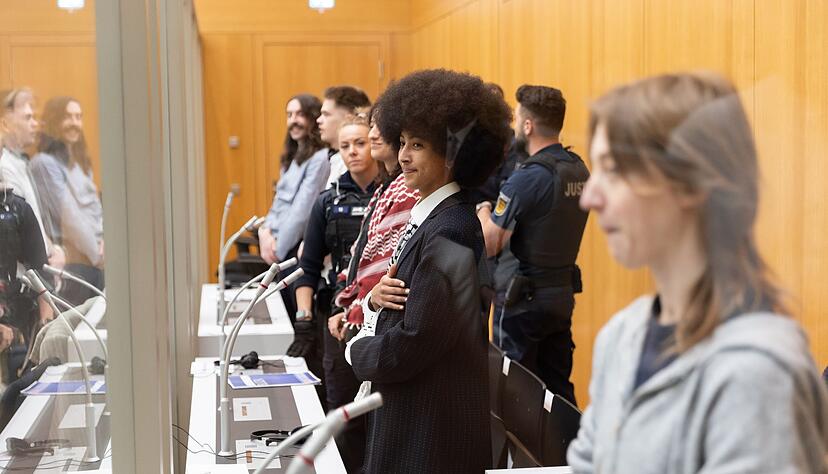 Sie hatten viele Anh&auml;nger im Gerichtssaal: Die f&uuml;nf Angeklagten.