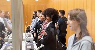 Sie hatten viele Anh&auml;nger im Gerichtssaal: Die f&uuml;nf Angeklagten.