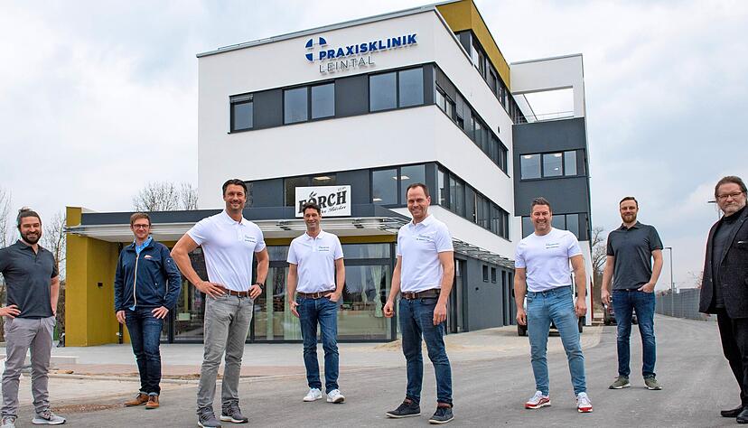 Freuen sich auf den Start der neuen Praxisklinik direkt am Bahnhof: (von links) Thomas Lörcher (Physio), Thilo Kuhmann (Sanitätshaus), Philipp Menzel, Patrick Menzel, Johannes Pohl, Marc Hoffmann (alle Praxisklinik), Oliver Freericks (Physio) und Dr. Reinhard Tomczak (Radiologie). Die Praxisklinik ist das dritte Gesundheitszentrum in der Leintalstadt.
Foto: Mario Berger Freuen sich auf den Start der neuen Praxisklinik direkt am Bahnhof: (von links) Thomas Lörcher (Physio), Thilo Kuhmann (Sanitätshaus), Philipp Menzel, Patrick Menzel, Johannes Pohl, Marc Hoffmann (alle Praxisklinik), Oliver Freericks (Physio) und Dr. Reinhard Tomczak (Radiologie). Die Praxisklinik ist das dritte Gesundheitszentrum in der Leintalstadt.
Foto: Mario Berger