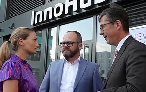 Vor dem neuen Domizil: Die bayerische Digitalministerin Judith Gerlach, Lauda-Chef Gunther Wobser (Mitte) und der W&uuml;rzburger OB Christian Schuchardt.