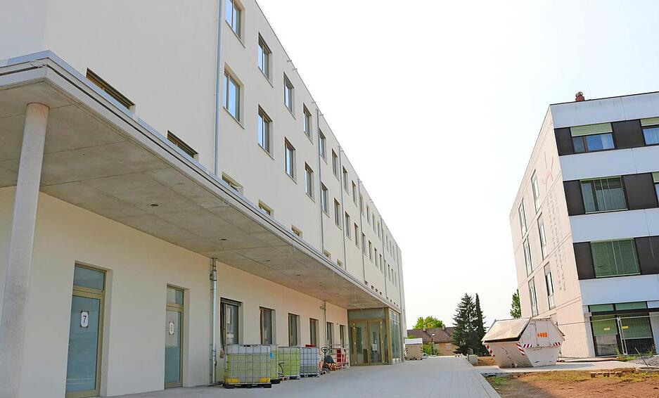 Dieser Weg führt zum Haupteingang des Klinik-Neubaus (links). Hier kommen alle Patienten herein, die einen festen Termin haben und keine Notfälle sind. Auch die Besucher nutzen dieses Portal direkt neben dem alten Krankenhaus-Trakt.