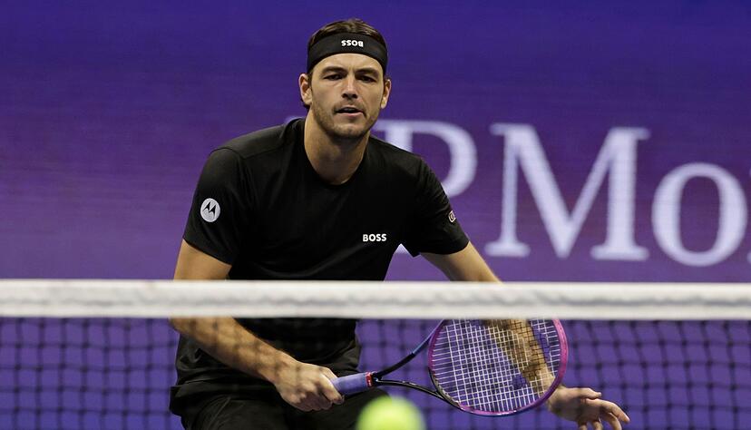 Das Stirnband sitzt falsch: US-Profi Taylor Fritz bei seiner Viertelfinal-Niederlage gegen Novak Djokovic. Das Stirnband sitzt falsch: US-Profi Taylor Fritz bei seiner Viertelfinal-Niederlage gegen Novak Djokovic.