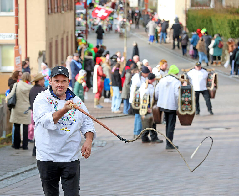 Trotz wechselhaftem Wetter lassen sich die Narren die Feierlaune beim Faschingsumzug nicht verderben.