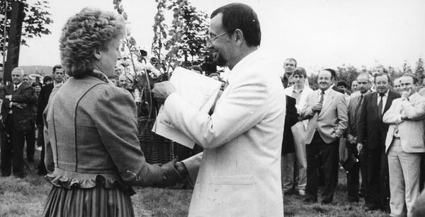 11.06.1986 - Eröffnung Breitenauer See - Hans Troßbach, der Geschäftsführer des Naherholungsverbandes, erhällt aus der Hand von Birgit Hohl einen Geschenkkorb zur Feier des Tages. 11.06.1986 - Eröffnung Breitenauer See - Hans Troßbach, der Geschäftsführer des Naherholungsverbandes, erhällt aus der Hand von Birgit Hohl einen Geschenkkorb zur Feier des Tages.