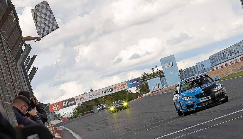 Einmal mehr sah der blau-schwarze BMW von Yannick Fübrich, Sven Markert und Nils Steinberg am Nürburgring als Klassenbester die Zielflagge. Einmal mehr sah der blau-schwarze BMW von Yannick Fübrich, Sven Markert und Nils Steinberg am Nürburgring als Klassenbester die Zielflagge.