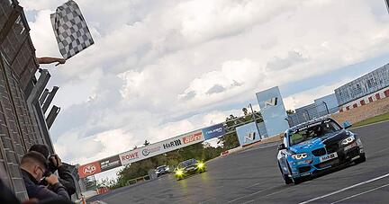 Einmal mehr sah der blau-schwarze BMW von Yannick Fübrich, Sven Markert und Nils Steinberg am Nürburgring als Klassenbester die Zielflagge.
Foto: Björn Schüller