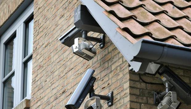 Sicherheitseinrichtungen am Wohnhaus der Familie des ehemaligen Bundespr&auml;sidenten Christian Wulff in Gro&szlig;burgwedel. Foto: Holger Hollemann/Archiv