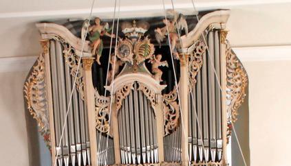 Die Orgel der Marienkirche hat einen markanten Standort in der sogenannten Markgräfler Wand in einer senkrechten Achse mit Kanzel und Altar.
Fotos: Peter Hohl