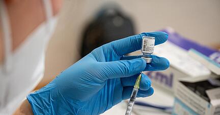 Die Prüfung der eingegangenen Meldungen zu ungeimpften Personen in der Pflege nimmt bei den Gesundheitsämtern viel Zeit in Anspruch.
Foto: Sven Hoppe Die Prüfung der eingegangenen Meldungen zu ungeimpften Personen in der Pflege nimmt bei den Gesundheitsämtern viel Zeit in Anspruch.
Foto: Sven Hoppe