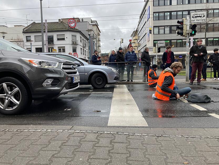 "Letzte Generation" blockiert Straße in Mannheim