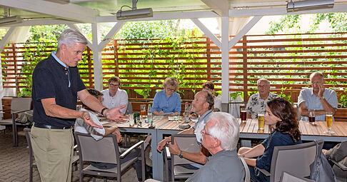 Chefredakteur Uwe Ralf Heer (links) diskutierte mit interessierten Lesern und Bürgermeistern über die Zeitung und aktuelle Themen.
Foto: Mario Berger