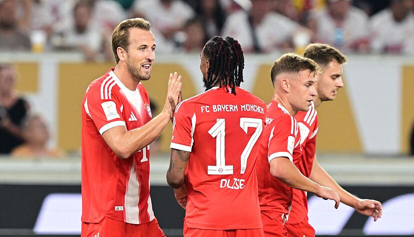 Harry Kane (l) jubelt &uuml;ber das 1:0.