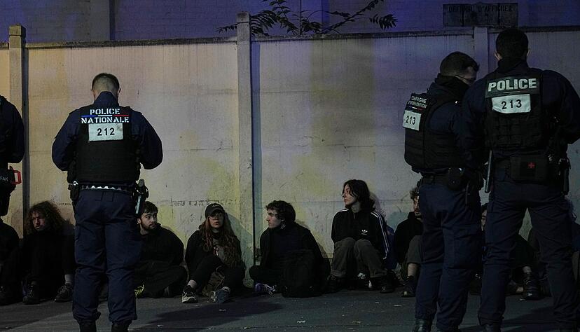Dutzende Menschen wurden in Paris festgenommen.