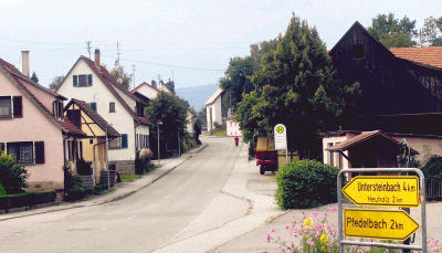 Auf dem Weg nach Pfedelbach oder ins Steinbacher Tal? Die Kreuzung in der Ortsmitte pr&auml;gt Baierbach und sorgt f&uuml;r starken Durchgangsverkehr.Fotos: Kathrin Baumann