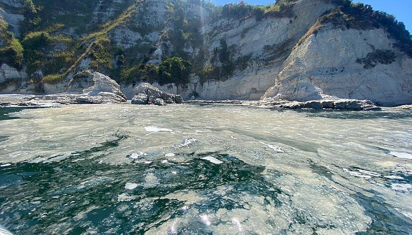 Algenschleim ist auf der Wasseroberfläche des Meeres an der Küste bei Ancona zu sehen (undatierte Aufnahme aus dem Sommer 2024). Das Phänomen ist schon lange bekannt. Vermutlich begünstigen heiße Sommer ein verstärktes Algenwachstum in der Adria. Algenschleim ist auf der Wasseroberfläche des Meeres an der Küste bei Ancona zu sehen (undatierte Aufnahme aus dem Sommer 2024). Das Phänomen ist schon lange bekannt. Vermutlich begünstigen heiße Sommer ein verstärktes Algenwachstum in der Adria.