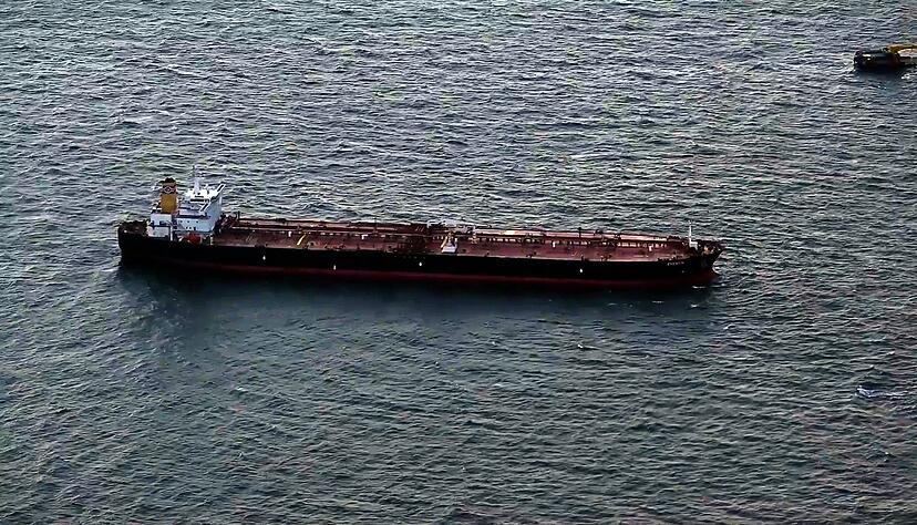 Der manövrierunfähige Öltanker «Eventin» wird aktuell auf die Reede vor dem Stadthafen Sassnitz geschleppt. Dort soll er am Sonntag eintreffen. (Foto aktuell) Der manövrierunfähige Öltanker «Eventin» wird aktuell auf die Reede vor dem Stadthafen Sassnitz geschleppt. Dort soll er am Sonntag eintreffen. (Foto aktuell)