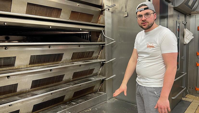 B&auml;ckermeister und Juniorchef Jan Keppler vor seinem neuen Ofen.