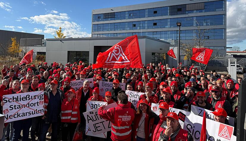 Beim Entwicklungsdienstleister PSW in Gaimersheim protestieren die Mitarbeiter am Donnerstag gegen den geplanten Stellenabbau. Beim Entwicklungsdienstleister PSW in Gaimersheim protestieren die Mitarbeiter am Donnerstag gegen den geplanten Stellenabbau.