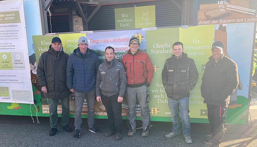 Landwirte aus der Region Heilbronn warten vor der Lidl-Zentrale auf ihre Verhandler, die gerade ein Gespr&auml;ch mit Lidl-Mitarbeitern f&uuml;hren.
