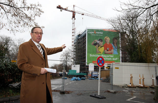 Oberbürgermeister Helmut Himmelsbach weist auf die Experimenta hin