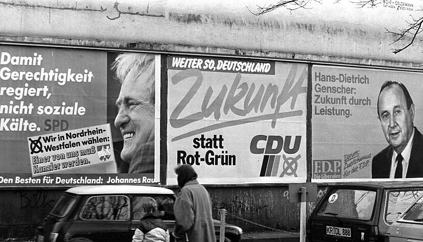 Mit Mantel und Winterstiefeln: Der Bundestagswahlkampf von 1987 fand im Winter statt (Archivbild).