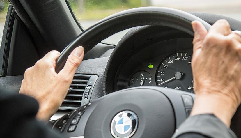 Blinken, abbiegen - und fahren, denn ich habe Vorfahrt. Allerdings: Auch dann kann man nach Unf&auml;llen mithaften.