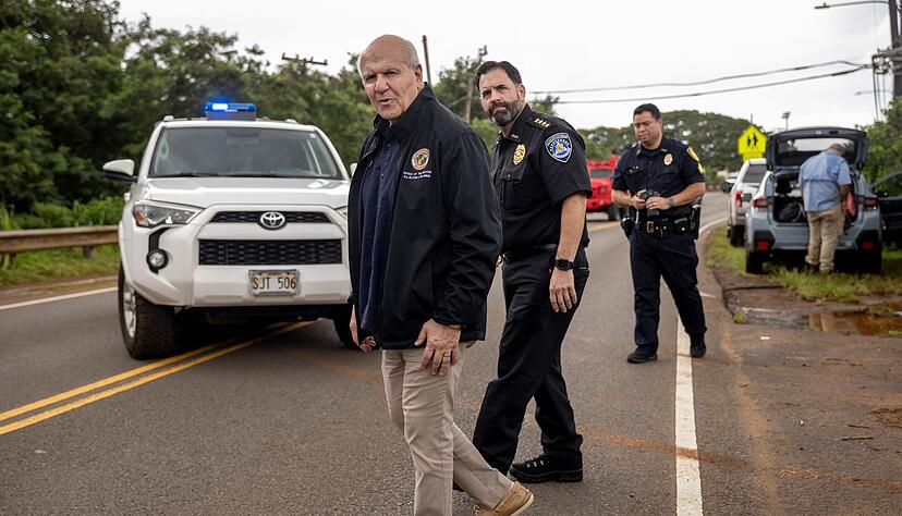 Der B&uuml;rgermeister von Honolulu, Rick Blangiardi (l), begutachtet die Hochwassersch&auml;den.