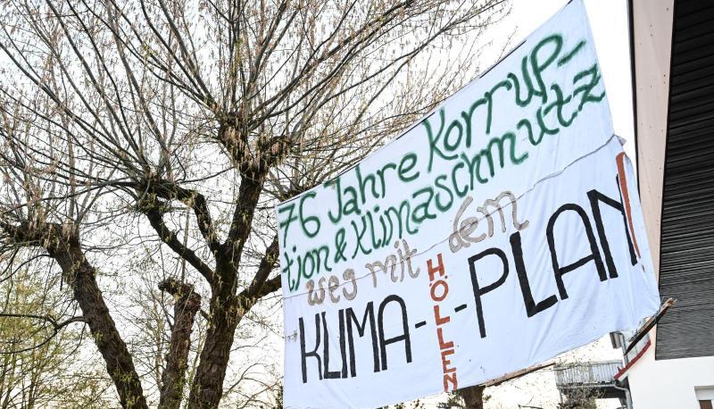 Ein Plakat mit der Aufschrift ?76 Jahre Korruption und Klimaschmutz! Weg mit dem Klima-Höllen-Plan!? hängt am Bürogebäude des CDU-Kreisverbands Ravensburg.