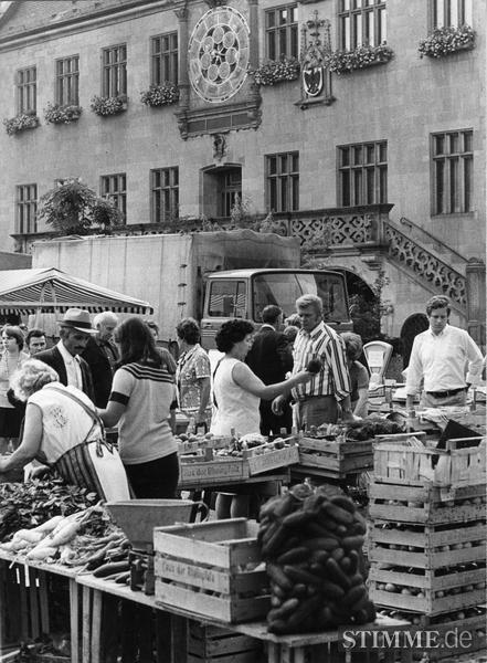 Reges Marktgeschehen herrscht im Hochsommer 1973 vor dem historischen Heilbronner Rathaus. Seit dem 29. Mai bedienen sieben auswärtige Beschicker auf dem neugestalteten Marktplatz  Kunden. Reges Marktgeschehen herrscht im Hochsommer 1973 vor dem historischen Heilbronner Rathaus. Seit dem 29. Mai bedienen sieben auswärtige Beschicker auf dem neugestalteten Marktplatz  Kunden.