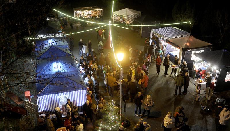 Der von der Stadtkapelle organisierte Beilsteiner Weihnachtsmarkt ist beliebt, weil er nur Ware von Hobbyk&uuml;nstlern bietet.
Foto: Werner Kuhnle