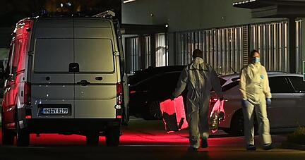 Kriminaltechniker sind nach der Explosion im Einsatz.