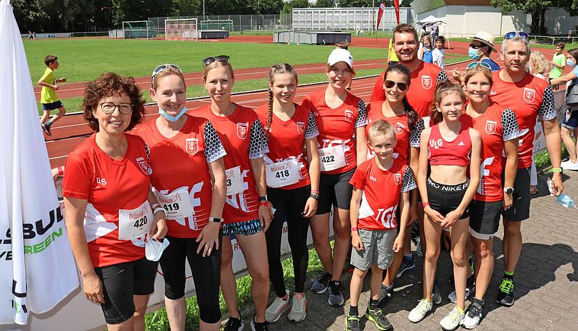Freuen sich, wieder gemeinsam am Start zu sein: die Lauftreffgruppe der TG Forchtenberg, die mit 13 L&auml;ufern in &Ouml;hringen dabei war.