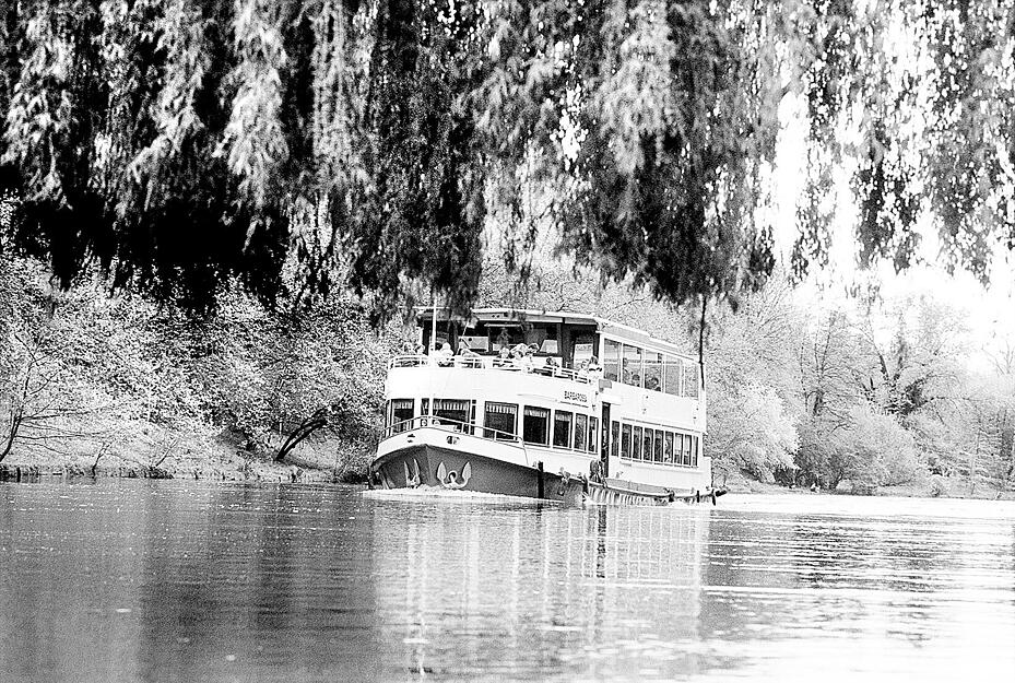 2000: Auf dem Neckar mit dem Ausflugsschiff Barbarossa.