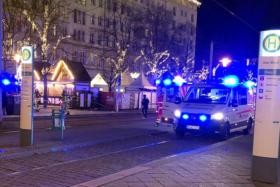 Um den Weihnachtsmarkt in Magdeburg, wo es am Freitagabend einen Anschlag gegeben hat, sind Einsatzwagen von Polizei, Feuerwehr und Notdienst mit Blaulicht unterwegs. Um den Weihnachtsmarkt in Magdeburg, wo es am Freitagabend einen Anschlag gegeben hat, sind Einsatzwagen von Polizei, Feuerwehr und Notdienst mit Blaulicht unterwegs.