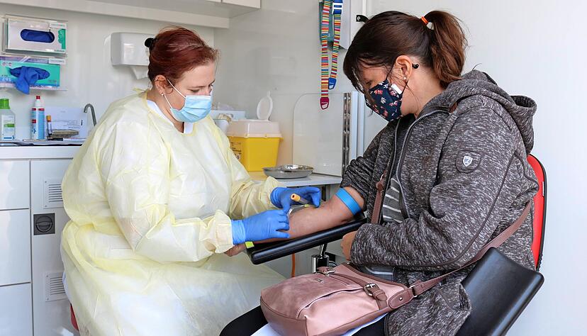 Aderlass für die Wissenschaft: Hunderte Kupferzeller haben dies bei den drei Forschungsaufenthalten getan. Doch auf wichtige Ergebnisse wartet man. Foto: Archiv Aderlass für die Wissenschaft: Hunderte Kupferzeller haben dies bei den drei Forschungsaufenthalten getan. Doch auf wichtige Ergebnisse wartet man. Foto: Archiv