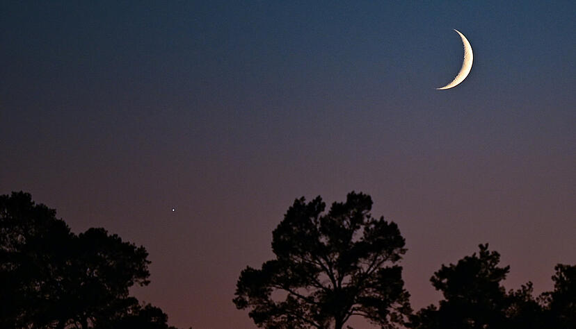 Die Venus hier bei zunehmendem Mond zu sehen. Die Venus hier bei zunehmendem Mond zu sehen.