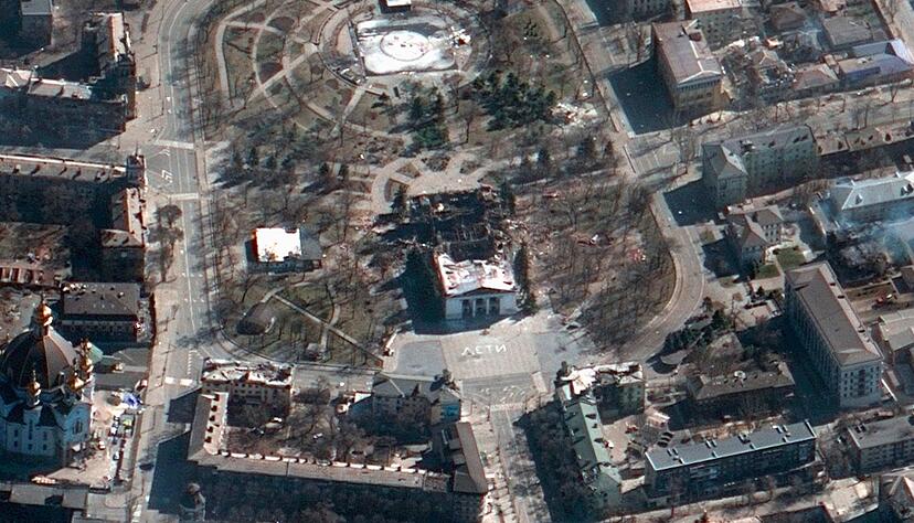 In dem Theater in Mariupol hatten ukrainischen Angaben zufolge mehr als 1000 Menschen Schutz vor den russischen Luftangriffen gesucht.